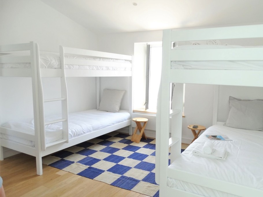 Coin nuit à l'étage avec 4 lits superposés