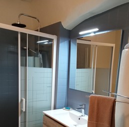 salle d'eau "les cerisiers"