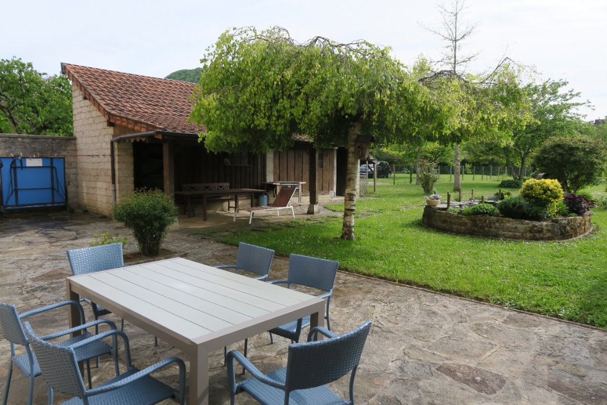 Terrasse, bbq, table de ping-pong...