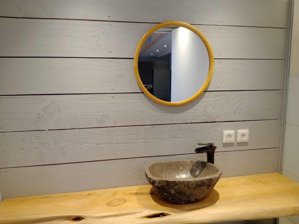 First floor: bathroom with shower