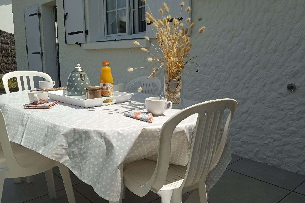 Petit déjeuner sur la terrasse côté jardin