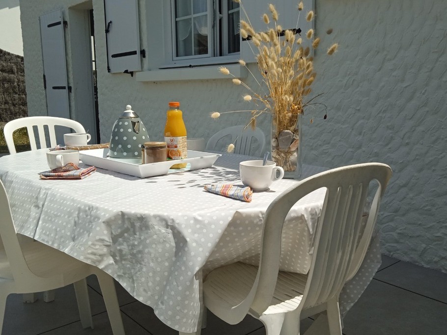 Petit déjeuner sur la terrasse côté jardin