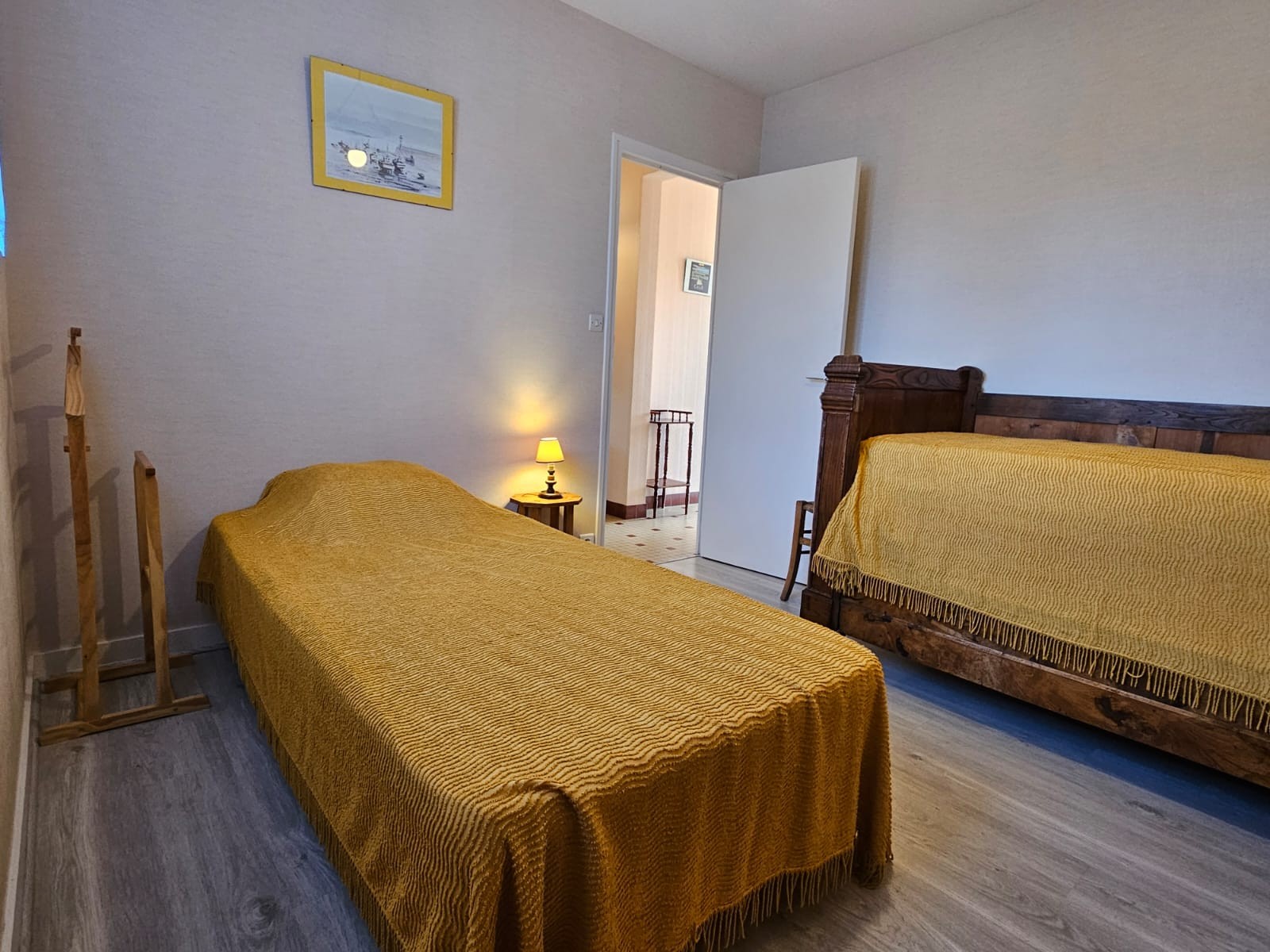 Chambre 1 personne (1it de 90x190 cm et un lit bateau de 80x180 cm) avec commode