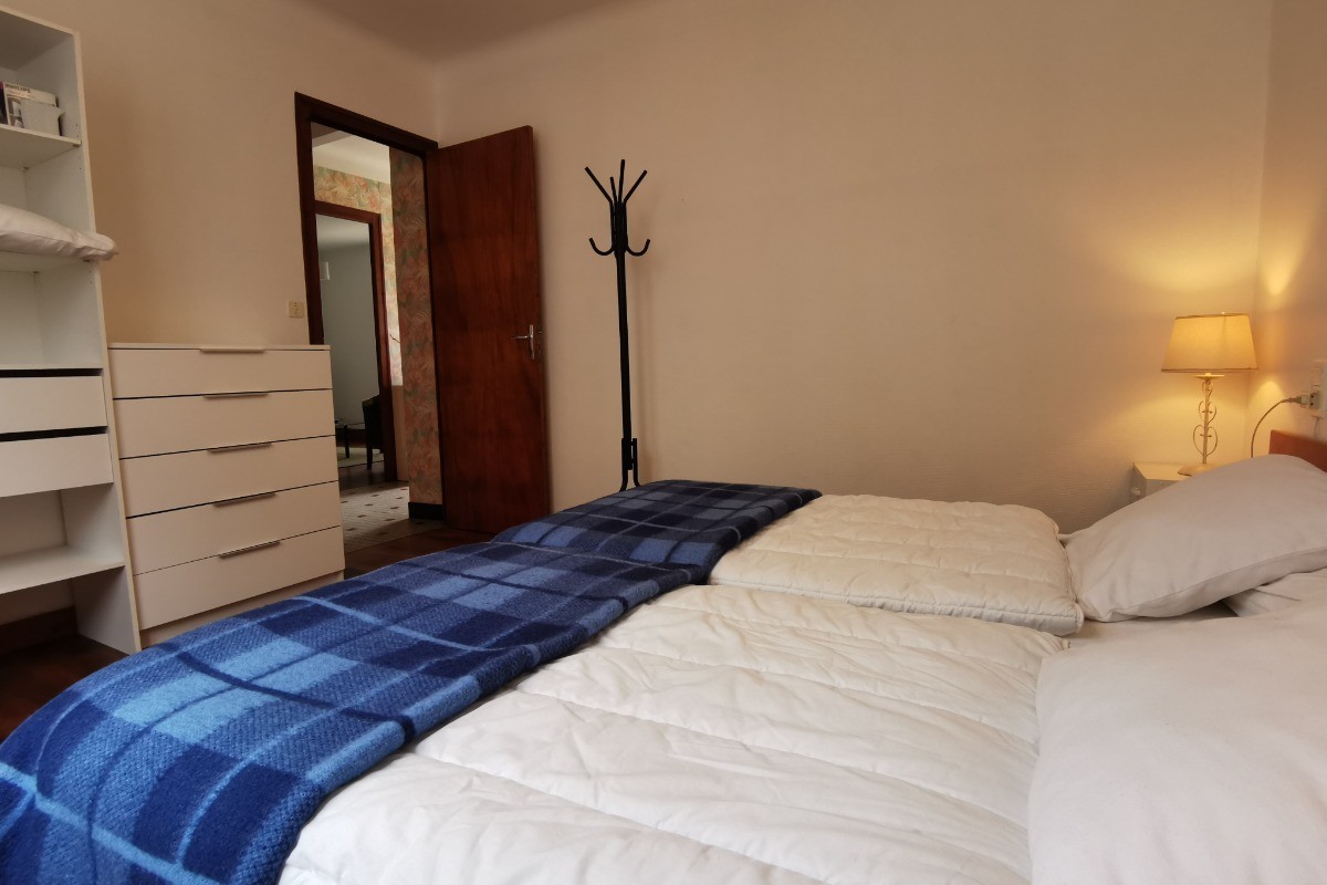 chambre 2 lits et vue sur rangements