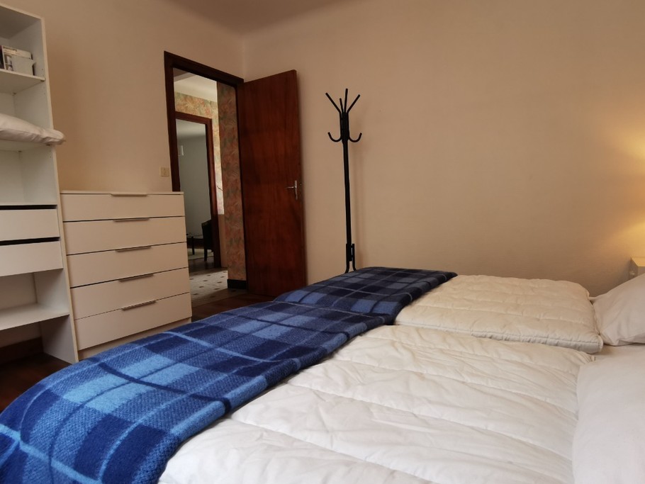 chambre 2 lits et vue sur rangements