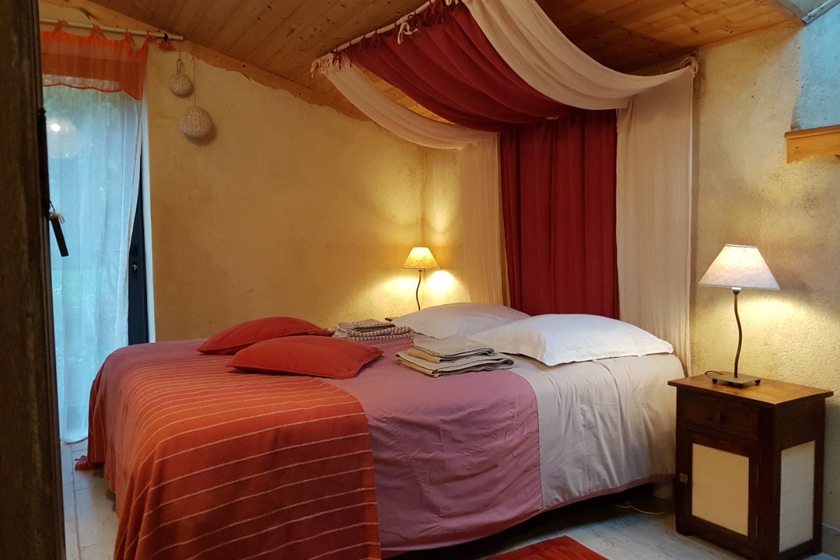 Chambre indépendante, spacieuse  et de plain-pied pour 2 personnes (lit queen size 160 x 200 cm) avec salle d'eau et rangements.