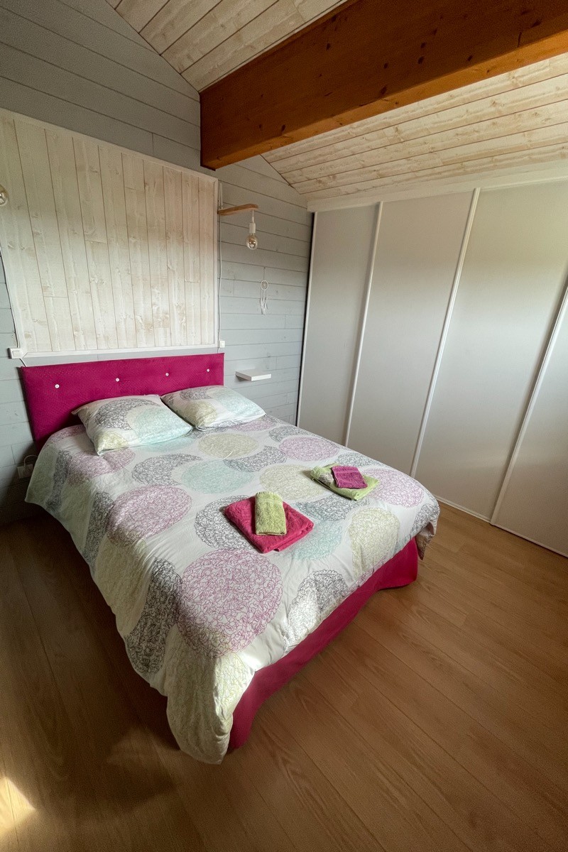 Chambre 5 avec un lit en 140