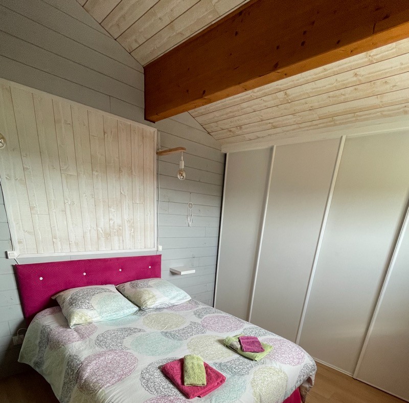 Chambre 5 avec un lit en 140