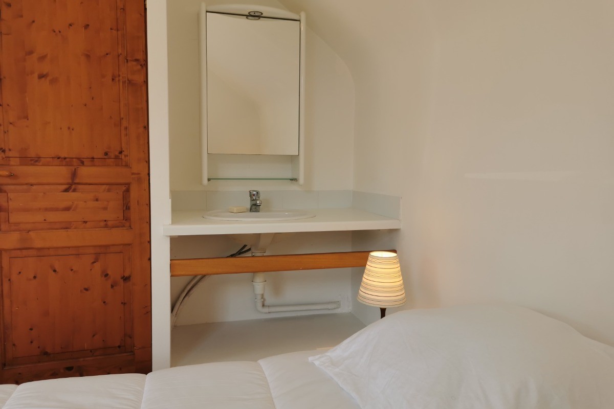Coin lavabo dans la chambre