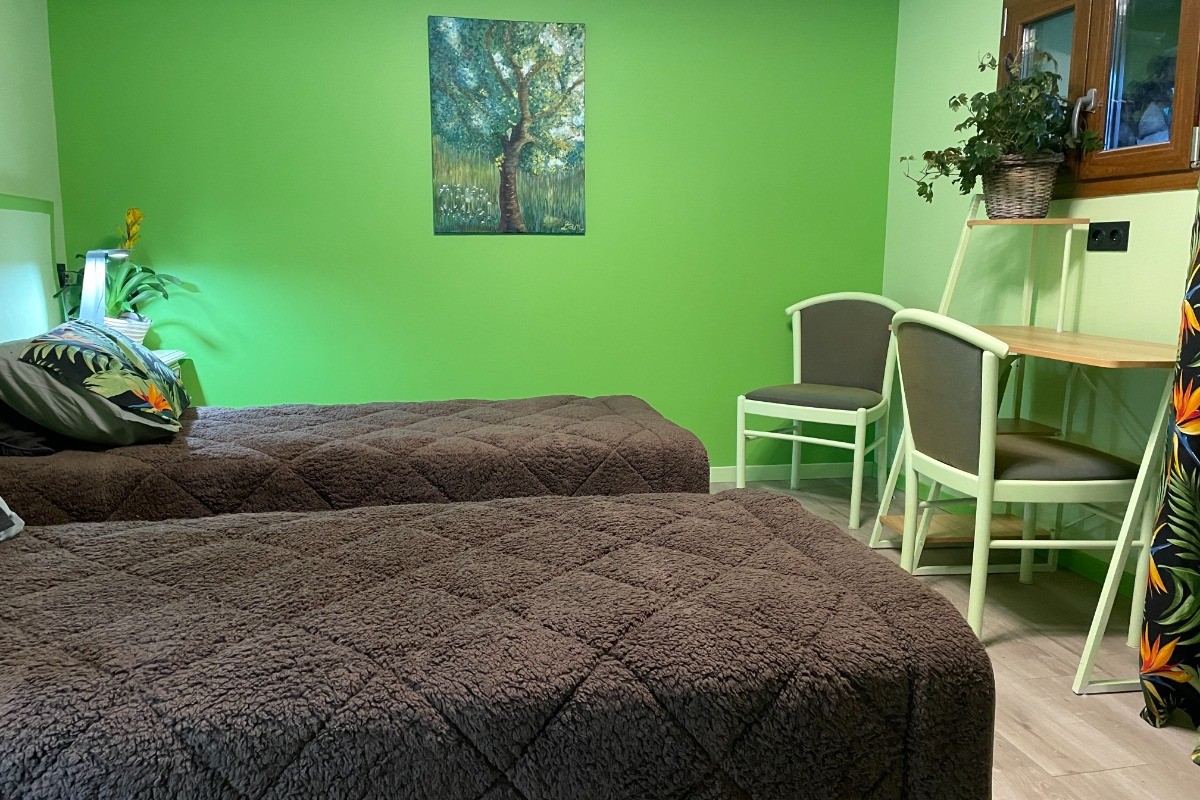 Les lits séparés dans la chambre du rez de chaussée.