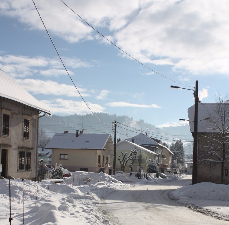 la rue enneigée - Location Hans Le Thillot