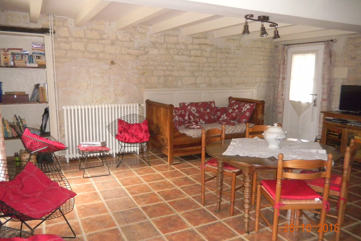 et dans le salon nous avons une bibliothèque pour grands et petits