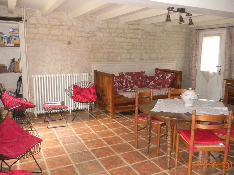 et dans le salon nous avons une bibliothèque pour grands et petits