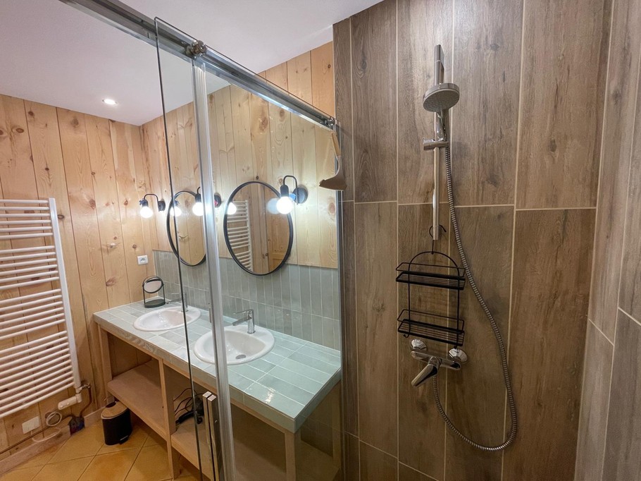 Salle d'eau n°1 - îte de groupe Chevreuil au domaine Les Sources Folles