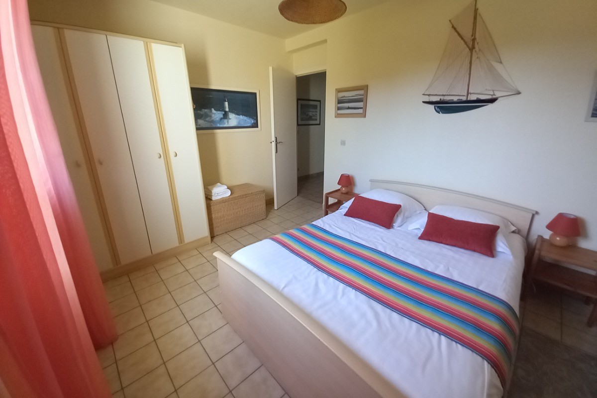 Chambre RdC + Salle d'eau + WC juste à coté