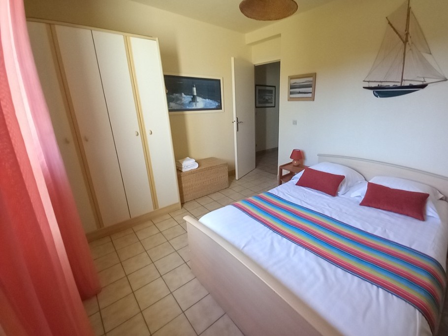 Chambre RdC + Salle d'eau + WC juste à coté