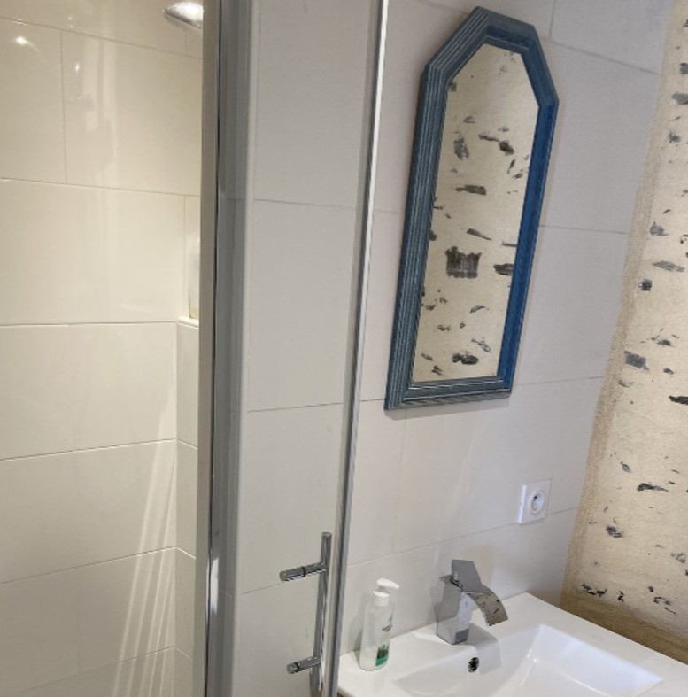 Salle d'eau avec douche grande dimension et meuble vasque Chambre dans la bâtisse annexe de l'autre côté de la terrasse.