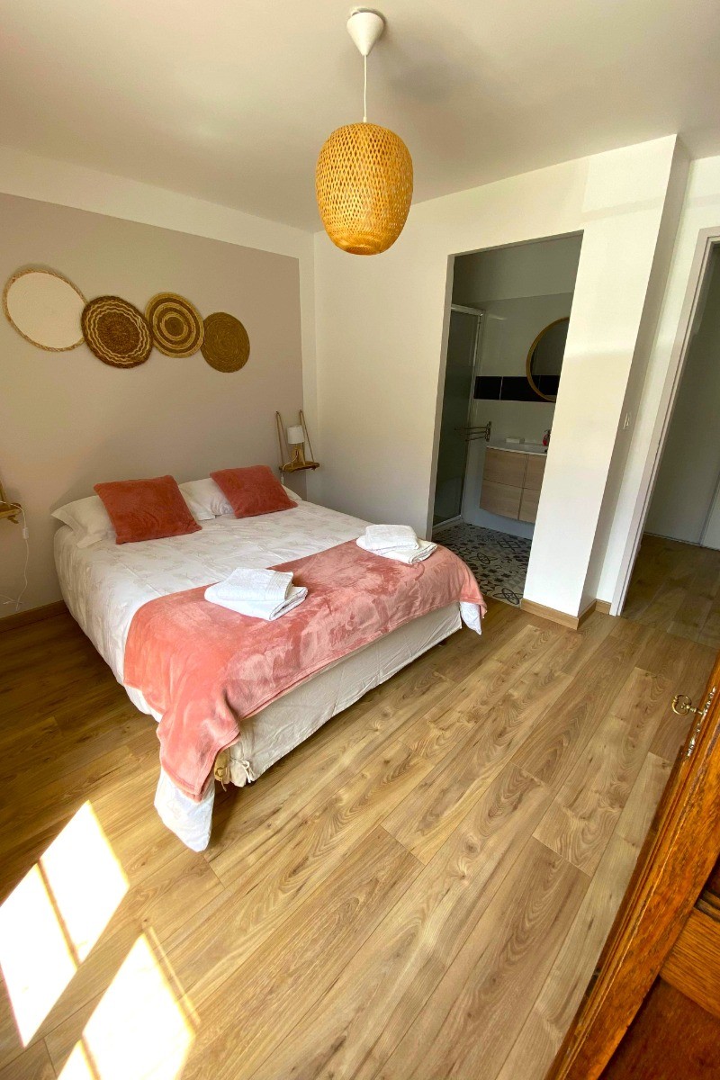 Chambre pour 2 personnes de plain-pied au RDC (1 lit 140 cm) avec salle d'eau attenante.