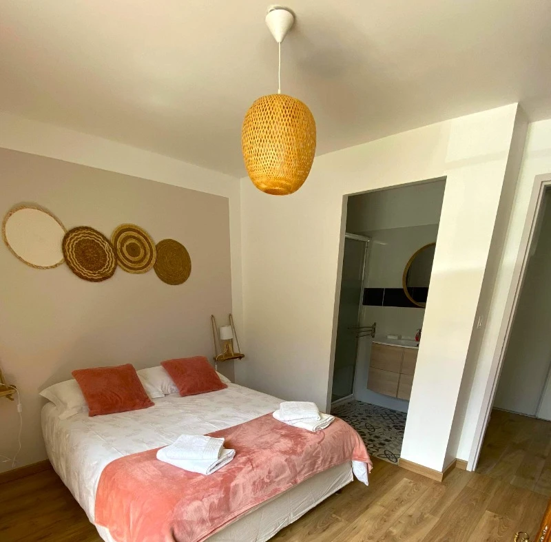 Chambre pour 2 personnes de plain-pied au RDC (1 lit 140 cm) avec salle d'eau attenante.