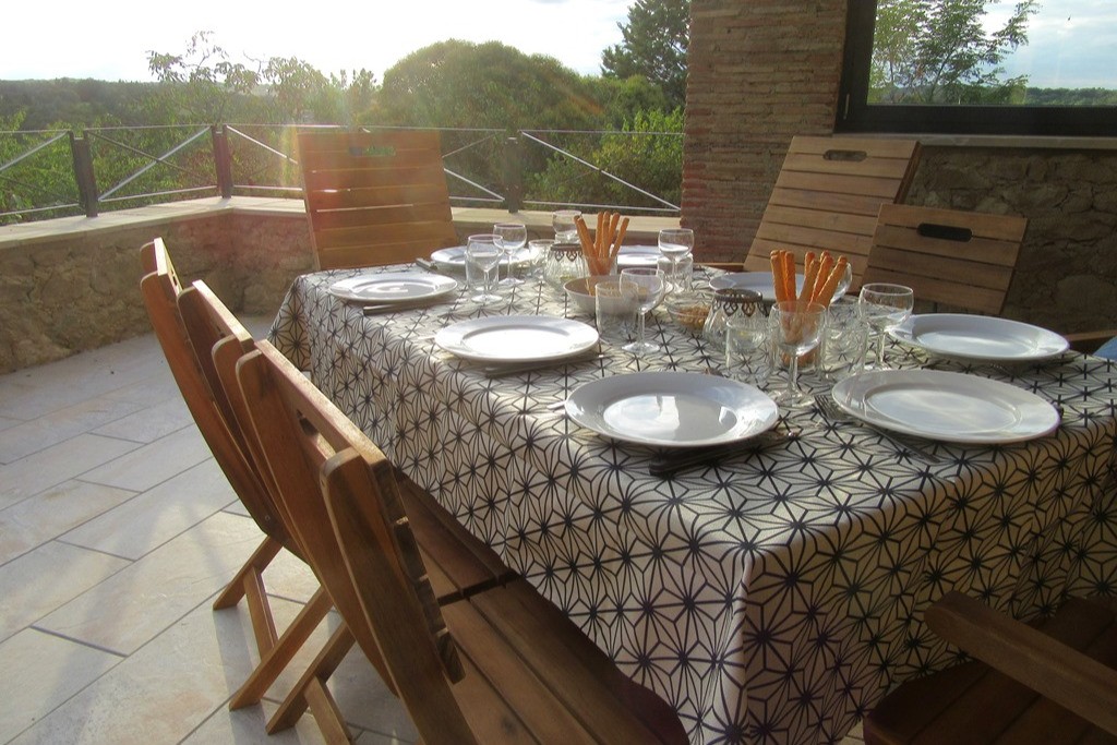 Repas sur la terrasse - gîte LA BASCULE