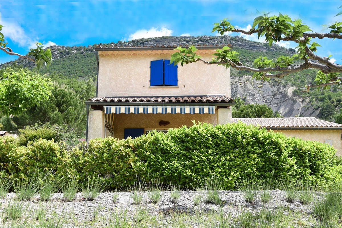 Terrasse et mobilier de jardin avec vue sur la montagne