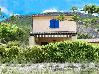Terrasse et mobilier de jardin avec vue sur la montagne