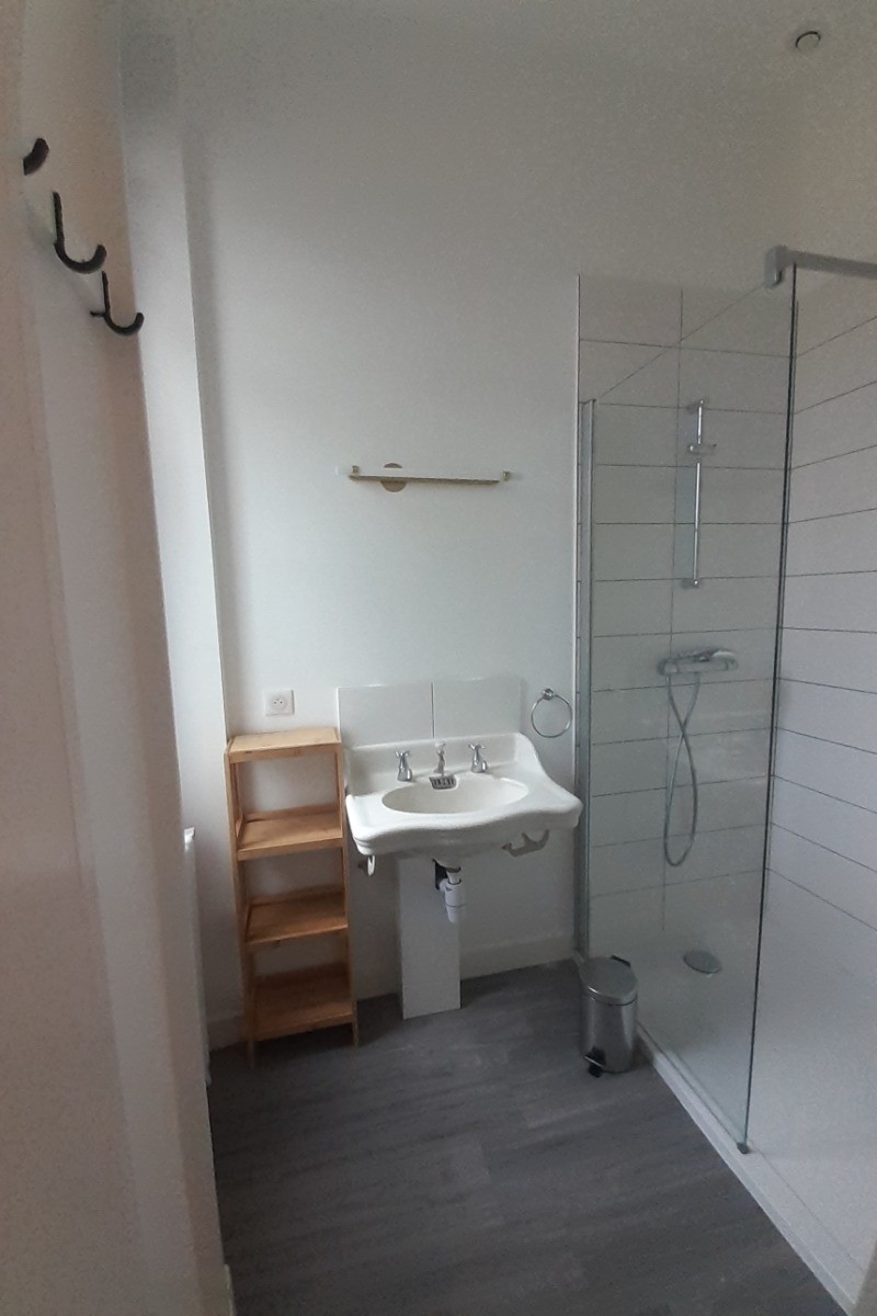 Salle de bain attenante a chambre 3 lits