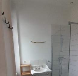 En-suite bathroom with 3 beds