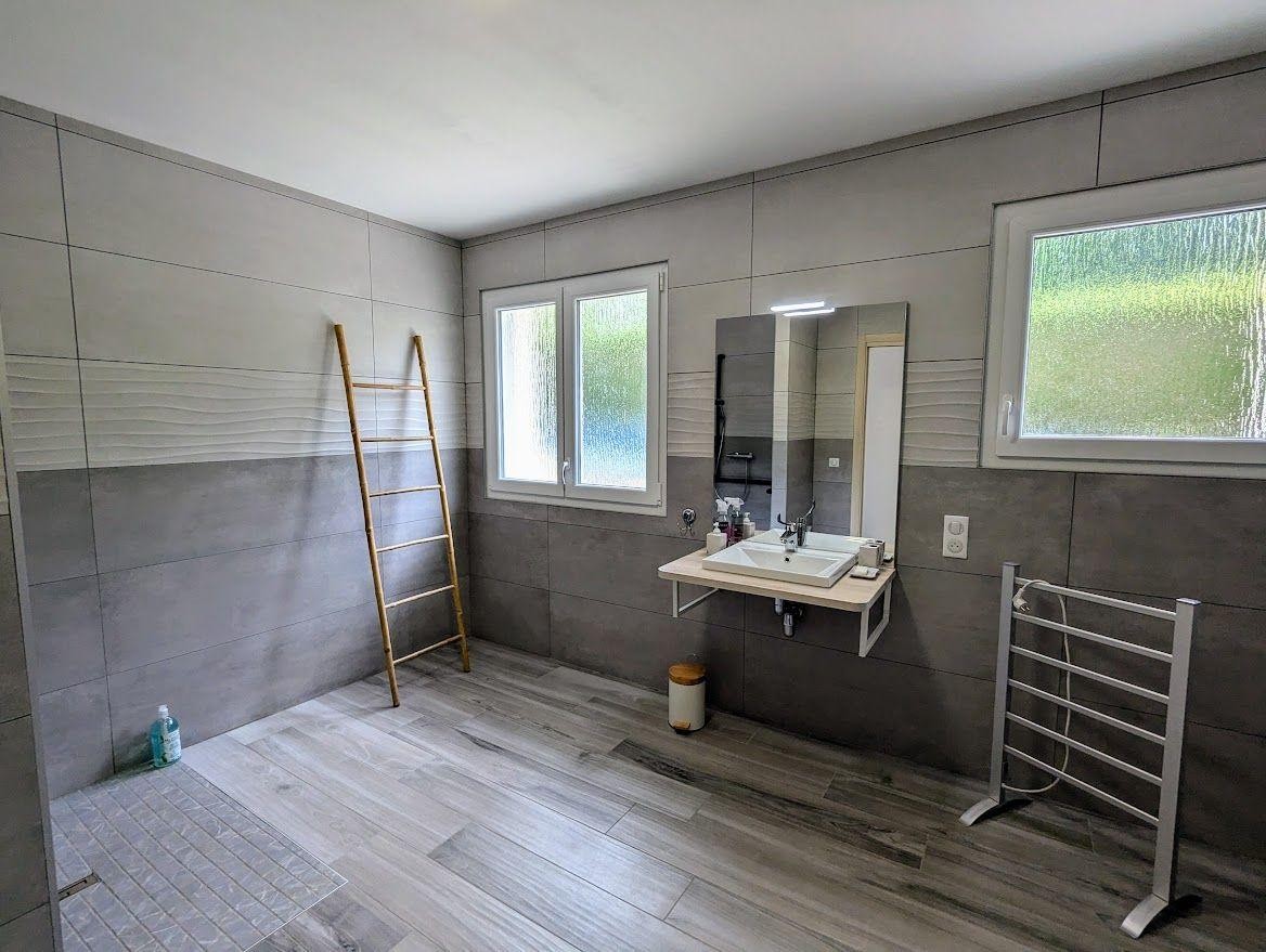 Salle d'eau avec douche italienne - Gîte Chêne à Anould, plain-pied moderne près des lacs et randonnées