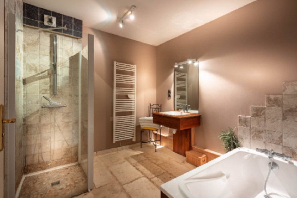 Salle d'eau - Gîte La Grange tout confort avec piscine chauffée, spa, sauna, hammam et salle de sport à Fontenay