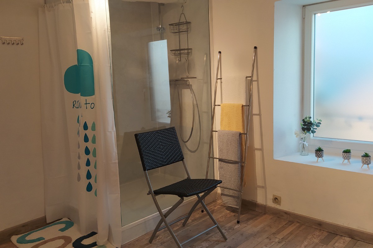 Une douche de 90x120 et un WC