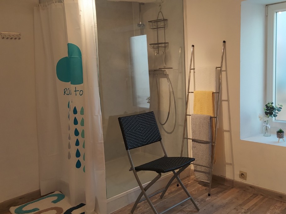 Une douche de 90x120 et un WC