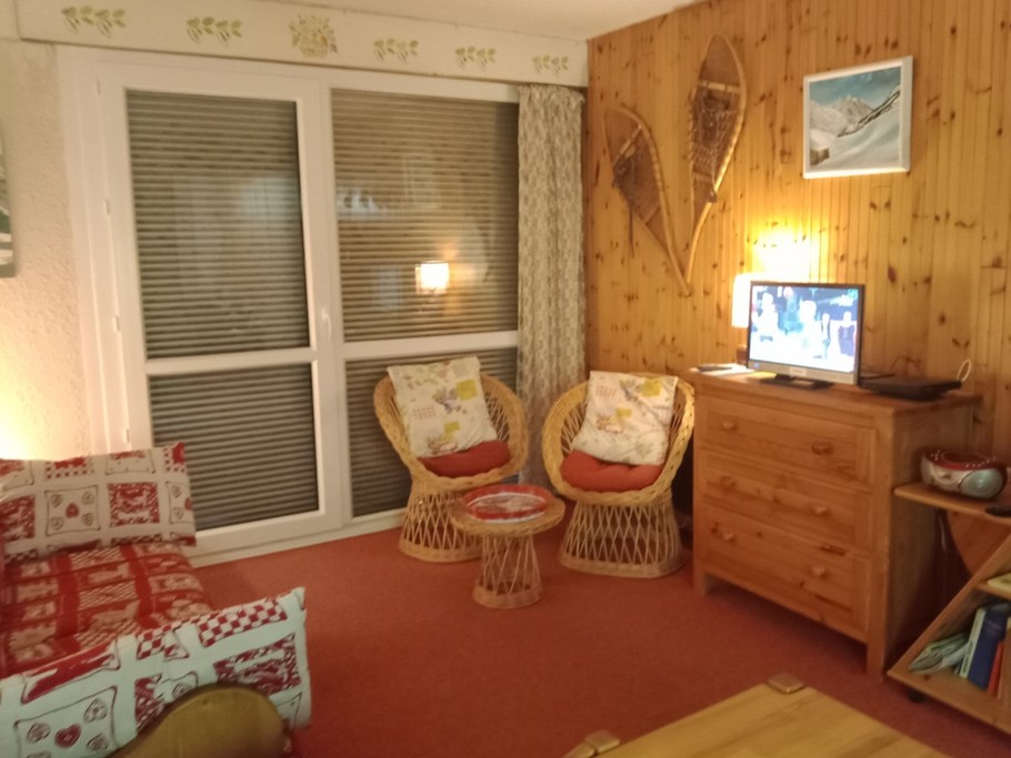 Autre vue du salon, coin télé