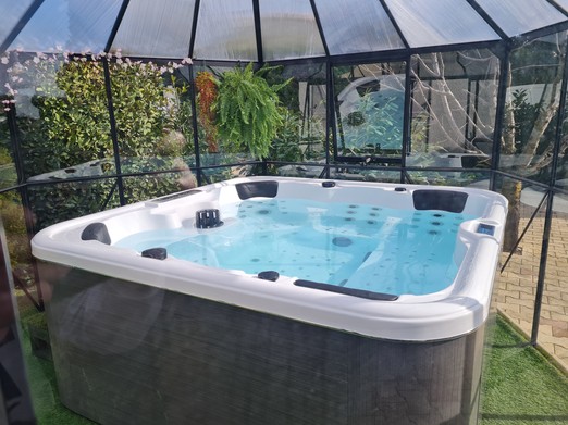 Jacuzzi privé en hiver pour un moment de détente dans un gîte du sud de la France