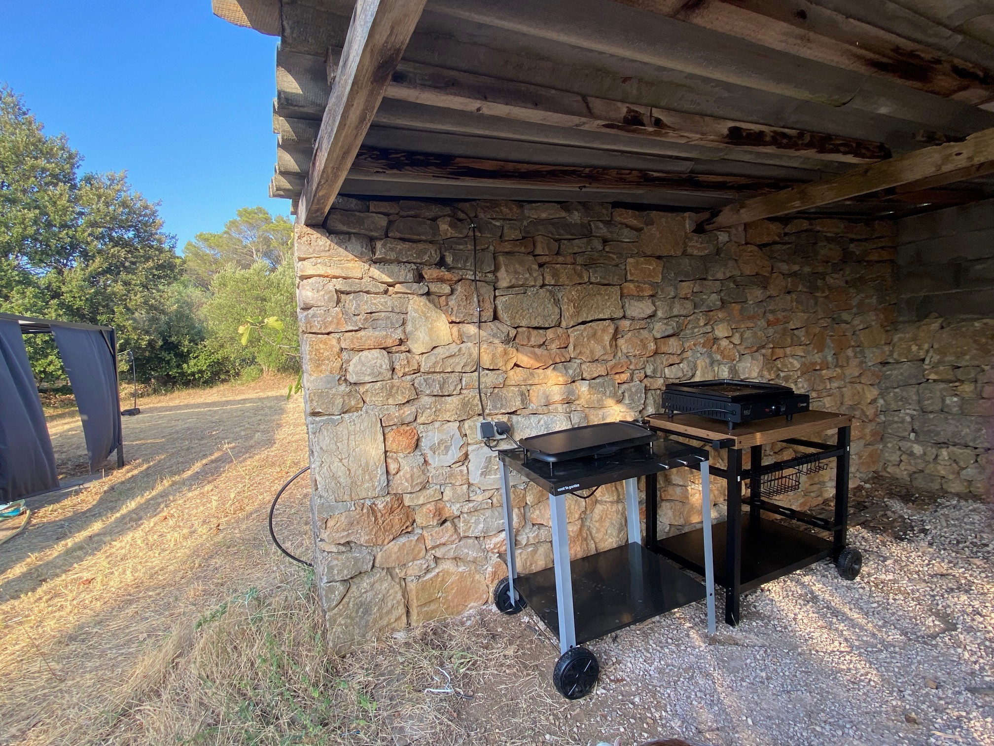 covered area, electric barbecue and plancha