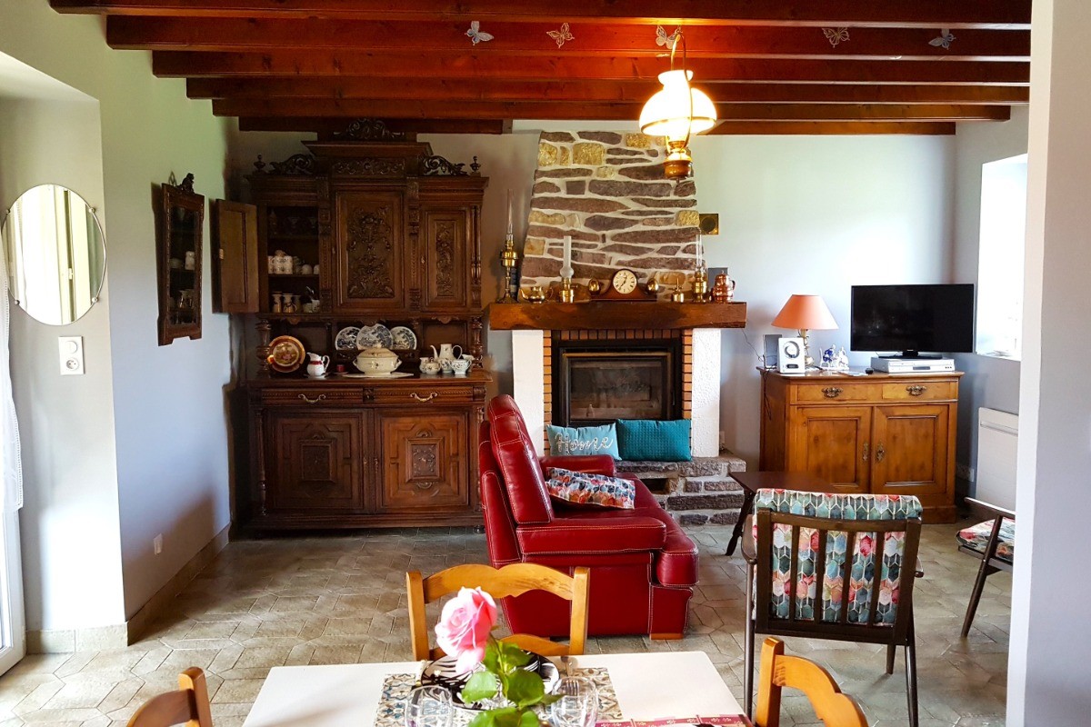 Grande pièce de vie avec coin cuisine neuve et toute équipée, coin séjour et coin salon.Crédits photo : Clévacances 35