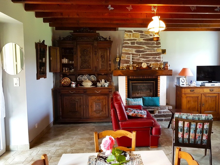 Grande pièce de vie avec coin cuisine neuve et toute équipée, coin séjour et coin salon.Crédits photo : Clévacances 35