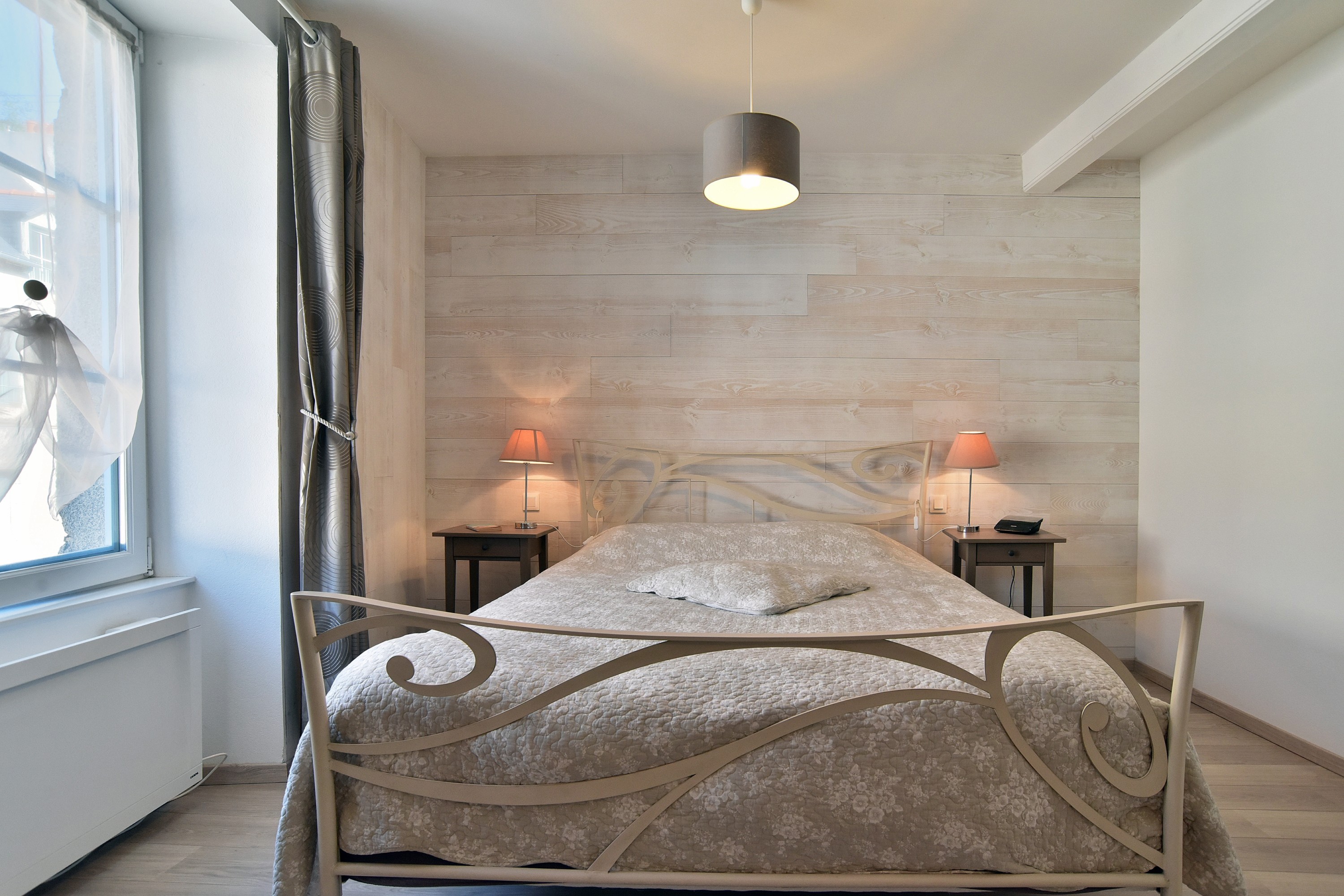 1er étage : Grande chambre 1, pour 2 personnes (lit 160 x 200 cm) avec dressing.
