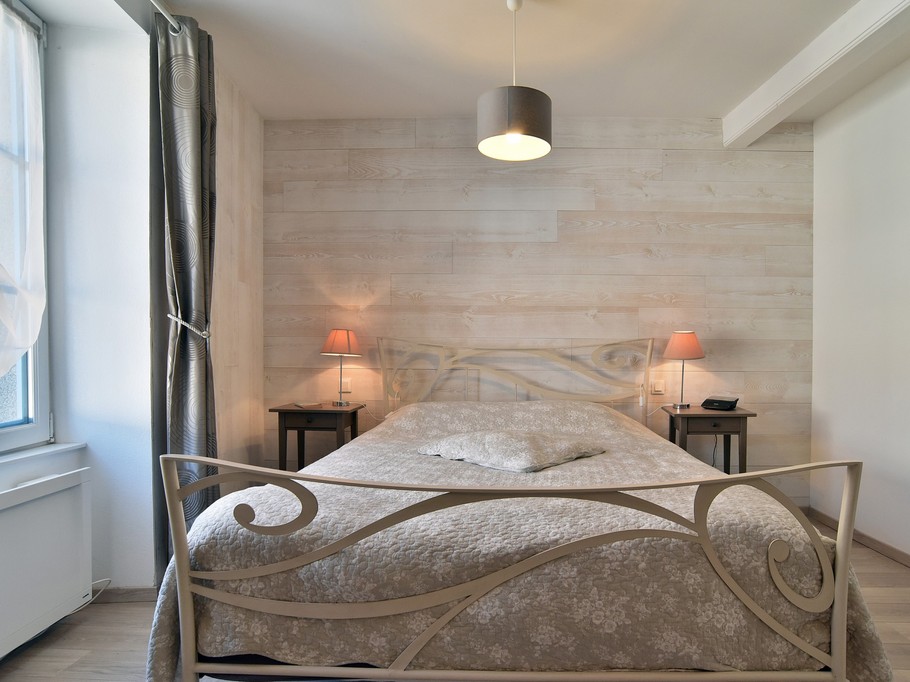 1er étage : Grande chambre 1, pour 2 personnes (lit 160 x 200 cm) avec dressing.