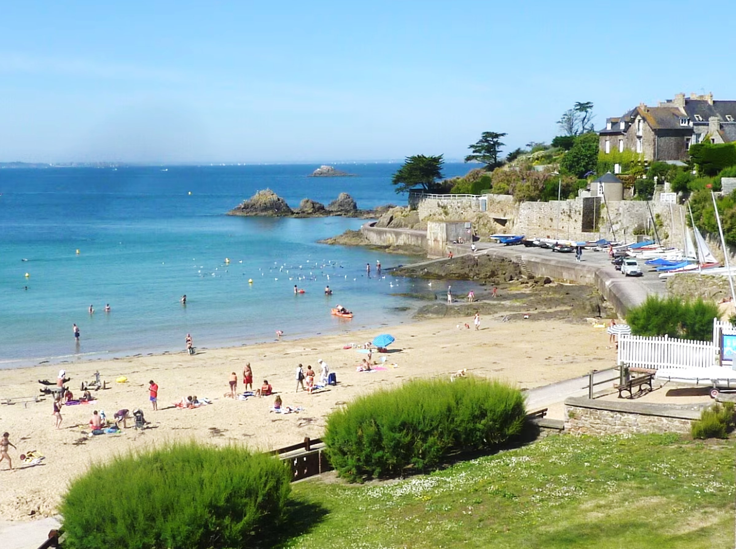 La location de vacances se trouve au pied de la Plage du Pont à Saint-Malo.