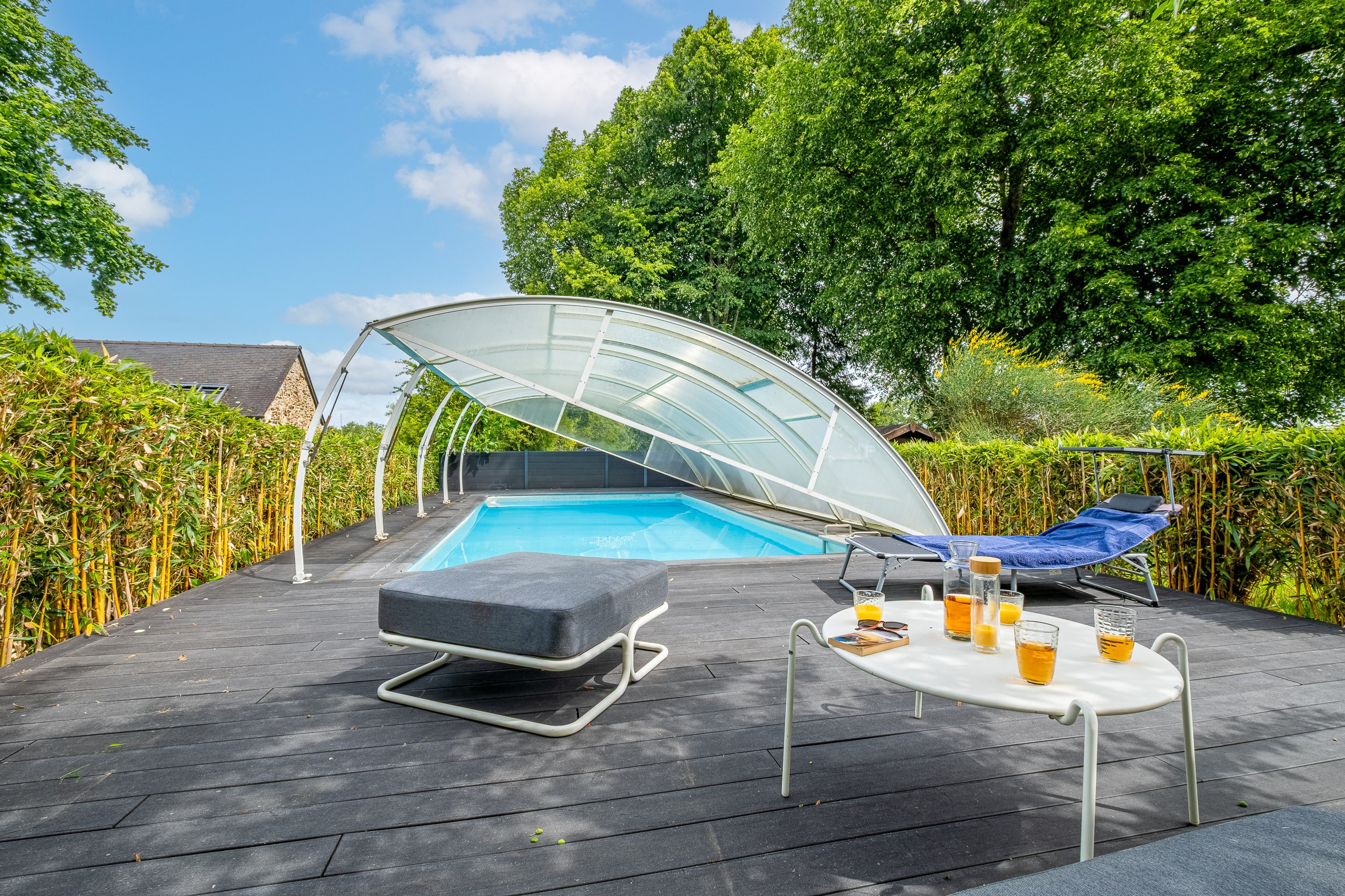 Piscine chauffée à 25°C et ouverte entre mai et fin septembre. Agréable terrasse en bois avec transats et bains de soleil.