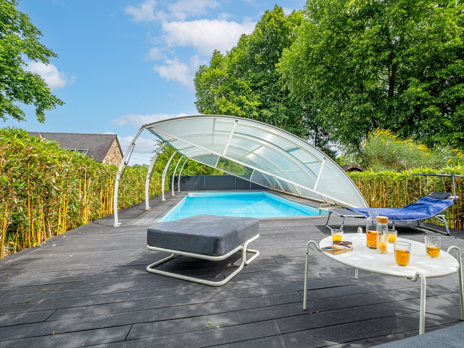 Piscine chauffée à 25°C et ouverte entre mai et fin septembre. Agréable terrasse en bois avec transats et bains de soleil.