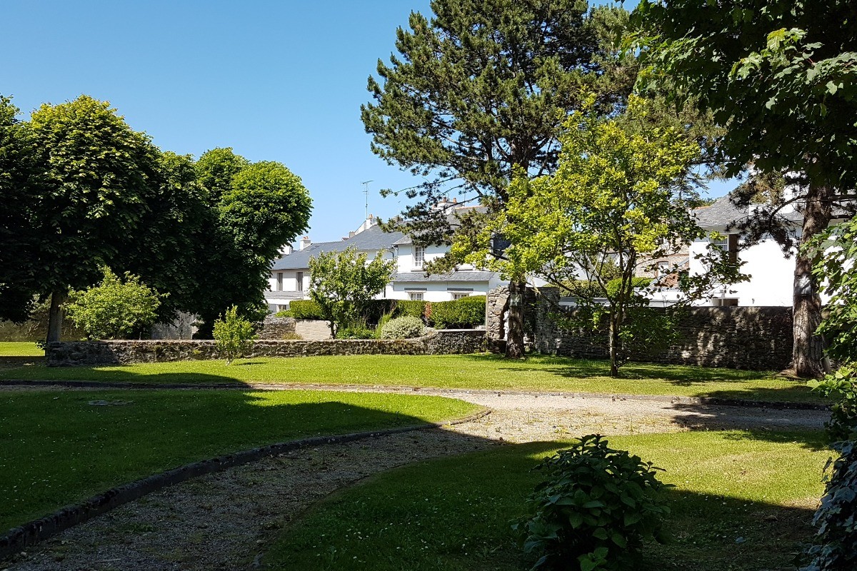 Le parc arboré à l'arrière de la résidence