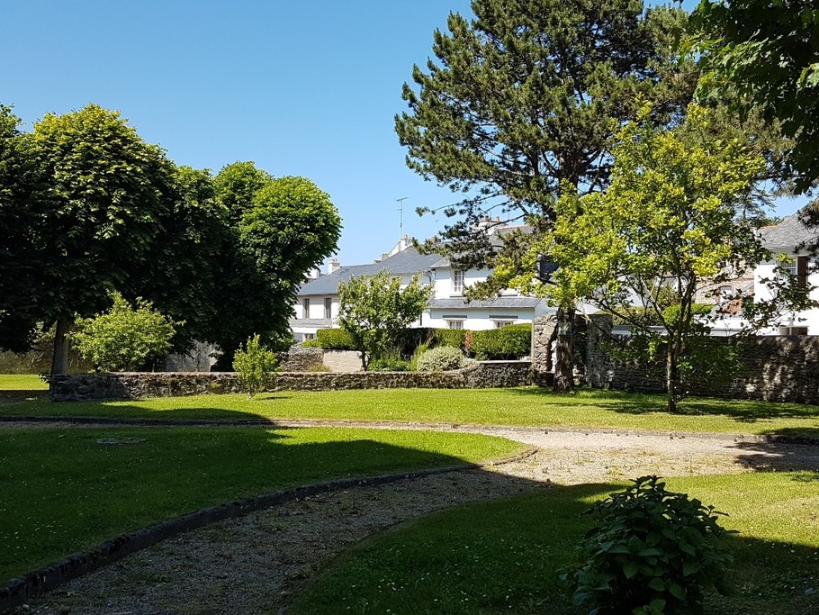 Le parc arboré à l'arrière de la résidence