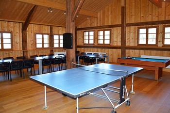 Salle de jeux avec ping-pong