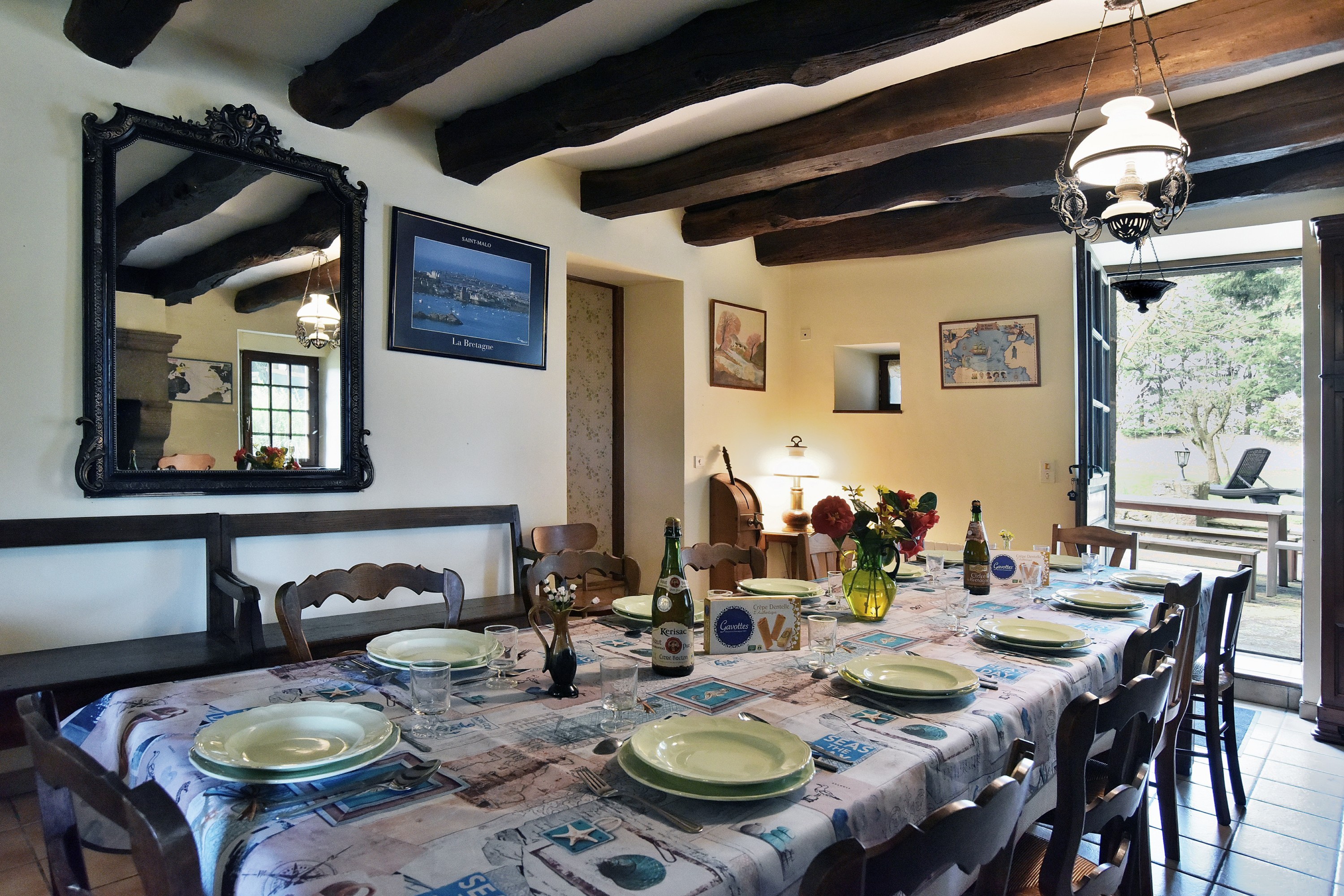 La salle des petits-déjeuners. Un micro-ondes, une bouilloire et un réfrigérateur sont aussi à votre disposition si vous souhaitez déjeuner ou diner sur place.