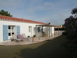 The terrace and its pergola