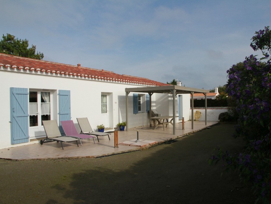 The terrace and its pergola