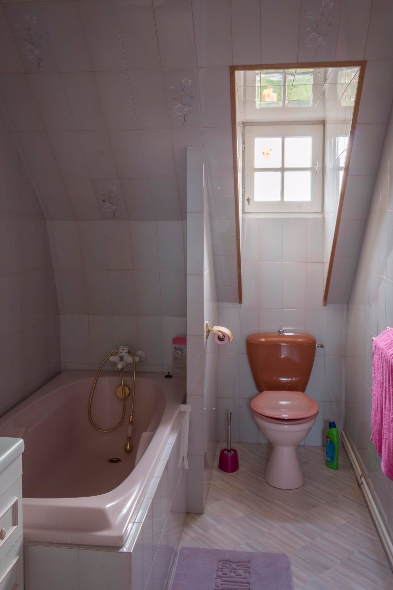 Salle de bain à l'étage avec WC