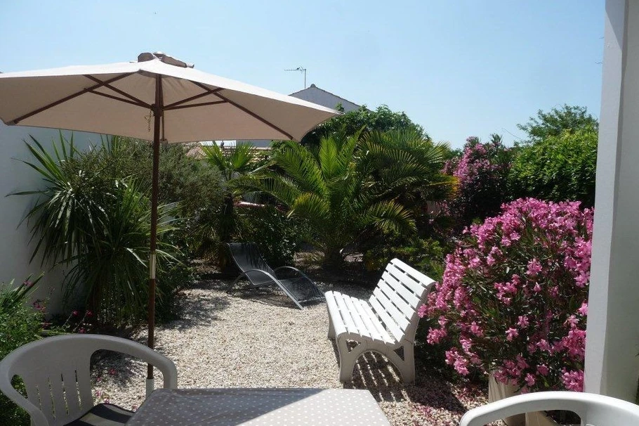 Sortie cuisine sur terrasse couverte côté jardin